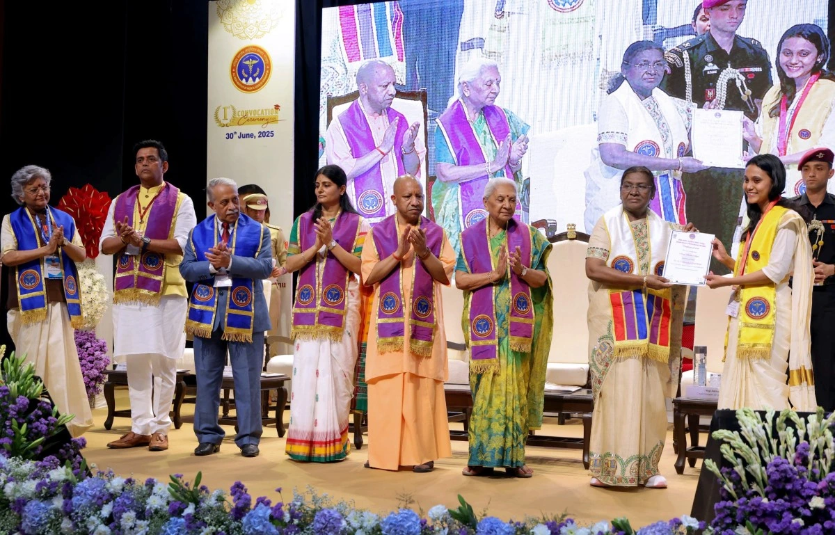 AIIMS Gorakhpur में पहला Convocation Ceremony: President Droupadi Murmu की मौजूदगी में Doctors को मिली Degrees, Healthy भारत के निर्माण का लिया संकल्प